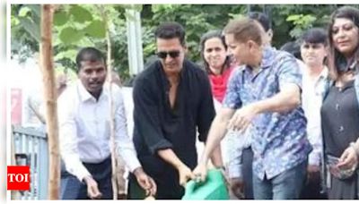 Akshay Kumar joins Mumbai's tree plantation drive to honour his parents | Hindi Movie News - Times of India