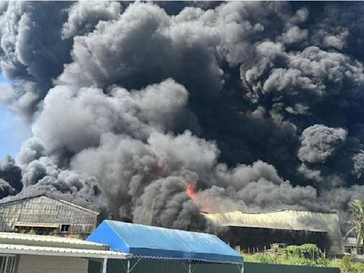 台南山上塑膠工廠驚魂火警！現場黑煙沖天爆炸連連 消防全力搶救