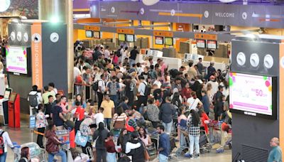 KLIA’s Terminal 2 still affected by aftermath of IT outage this morning, tempers flare as long lines spotted (VIDEO)