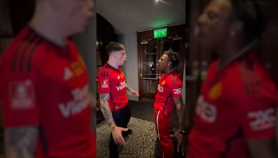 Fiestón del United por la FA Cup: Hojlund no suelta la botella, Speed casi se mata imitando a Garnacho... - MarcaTV