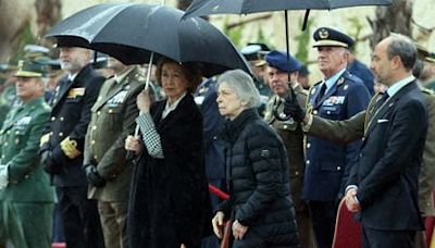 La reina Sofía añade Málaga a su Semana Santa y preside el desembarco de la Legión