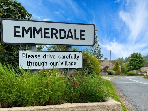 Emmerdale star tearful on Loose Women as he addresses TV legend's death