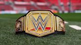 WWE entrega un cinturón personalizado al Bayer Leverkusen