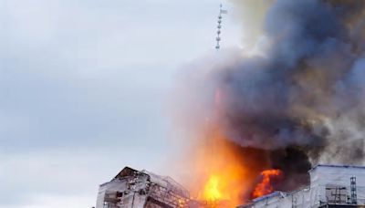 Un incendio arrasa la antigua Bolsa de Copenhague, uno de sus edificios más emblemáticos