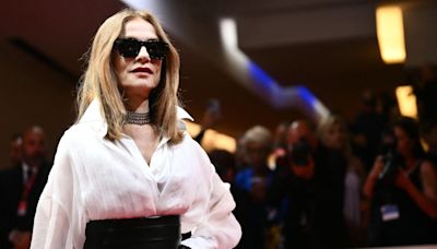 À Venise, Isabelle Huppert sort les gants en cuir pour un nouveau tapis rouge