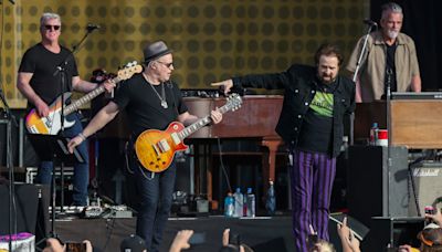 'It's freaking magnificent': Counting Crows bask in glow of Lambeau during Saturday's Packers' Kickoff Weekend concert