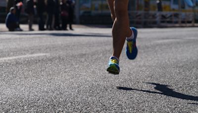 La victoria del atleta chino He Jie en la media maratón de Pekín: investigan si tres africanos le dejaron ganar