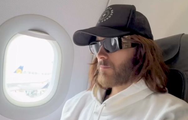 Jared Leto Gets in on the ‘Raw-Dogging a Flight’ Trend: ‘Bare Back of a Seat for 17 Hours’