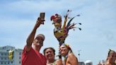 El Carnaval de Brasil vuelve a las calles de Recife al compás de su gallo gigante