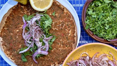 Lahmacun: la ‘no pizza’ turca que sirve de entrante o merienda