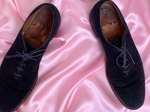 Elvis Presley’s actual blue suede shoes sell for $150,000 in auction | CNN