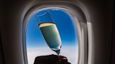 Wie gefährlich ist es, Alkohol im Flugzeug zu trinken?