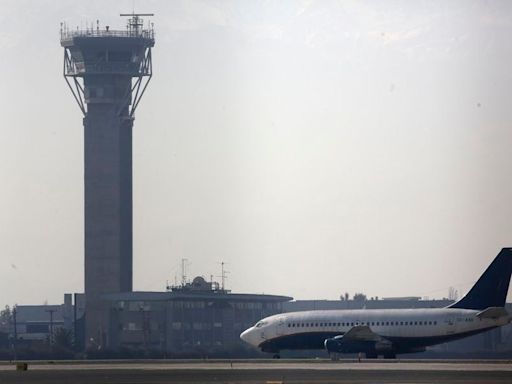 Aeropuerto de Santiago suspende arribos de aviones por masiva presencia de aves - La Tercera