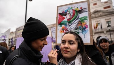 Una encuesta señala que las mujeres jóvenes se sitúan a la izquierda mucho más que los hombres, pero votan menos