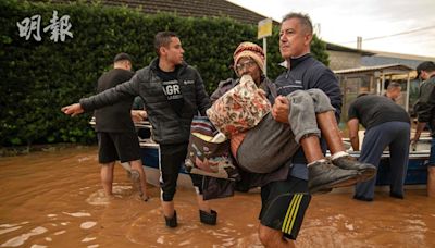 巴西洪災57死近7萬人疏散 救援人員砸屋頂救嬰兒【短片】 (15:01) - 20240505 - 國際