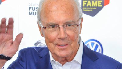 Franz Beckenbauer wird mit einer Statue vor der Allianz Arena geehrt