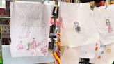 Exhiben dibujos de una niña en tienda y un cliente se los lleva todos