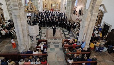 Lleno en la iglesia del Monasterio de Cornellana para escuchar clásicos como “The House of the Rising Sun”