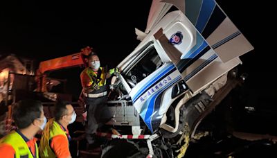 快訊／雲林國道1號「5車追撞」5人送醫 1人重傷受困車頭、大腿骨折