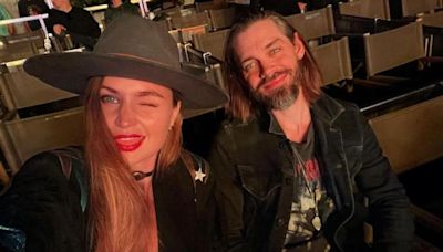 Tom Payne, actor de 'The Walking Dead', padre de gemelos con su esposa Jennifer Akerman