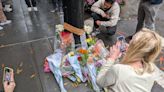 Fans dejan flores a los pies de la fachada de "Friends" para despedirse de Matthew Perry