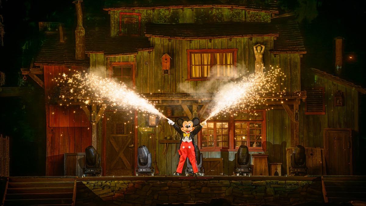 Disneyland Announces Fantasmic! Reopening Date