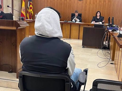 Condenado a cuatro años de cárcel un profesor de un colegio de Palma por manosear un pecho a una alumna