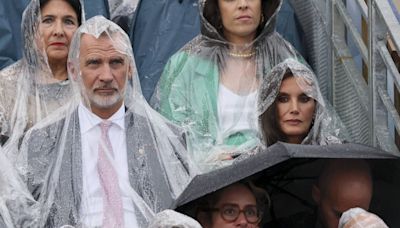 El contratiempo de los reyes Felipe VI y Letizia en la ceremonia de los Juegos Olímpicos 2024