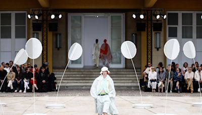 El hombre Miyake se decanta por el color y las superposiciones