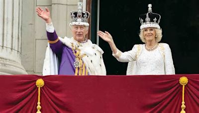Carlo d’Inghilterra, il primo anno da re sull’ottovolante: la malattia, i progetti, gli scandali, la pace con Harry…