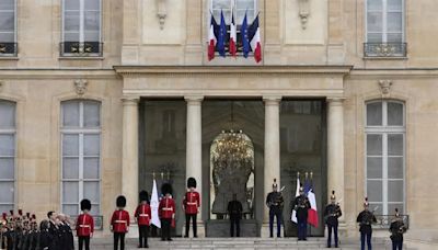 Soldados británicos participan en el cambio de guardia en el Elíseo