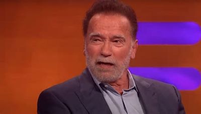 Arnold Schwarzenegger cita il discorso di Robert Downey Jr. agli Oscar e ricorda la sua infanzia infelice con un padre alcolizzato e violento