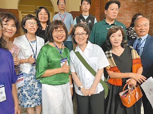 獲榮譽校友 蕭美琴穿校服圓南女夢 - 地方新聞