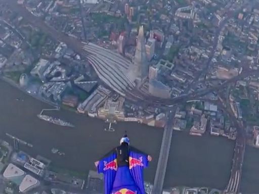 Espectacular e histórico vuelo con trajes de alas sobre el 'Tower Bridge' de Londres