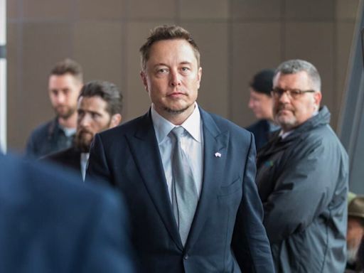 Elon Musk Responds To Vivek Ramaswamy As To Who's Running The Country After Trump-Biden Debate: 'Maybe Nobody'