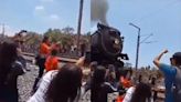 Selfie mortal: el milagroso momento en el que la mujer que murió atropellada por un tren salvó a su hijo