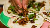 Qué son los 'tacos de muerte lenta', el plato mexicano que quiere probar todo el mundo