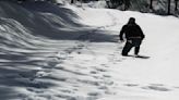 12 han muerto desde que las tormentas de nieve masivas aislaron las ciudades montañosas de California, dice un funcionario