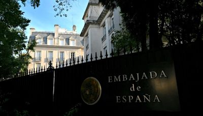 España anuncia que retira "definitivamente" a su embajadora en Argentina