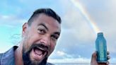 ¡Un verdadero Aquaman! Jason Momoa lanza agua embotellada para proteger los océanos