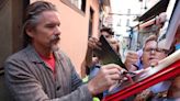 Ethan Hawke muestra en Madrid su cara menos conocida tras rodar con Almodóvar