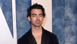 Joe Jonas prend plus soin de ses pieds depuis qu'ils ont été notés par les internautes