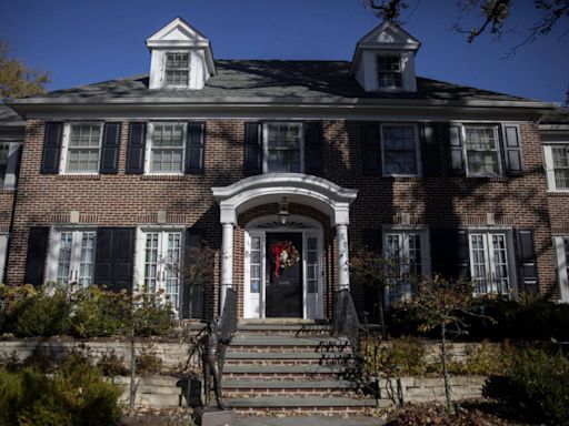 ‘Home Alone’ house for sale in Chicago suburb. See the transformed interior