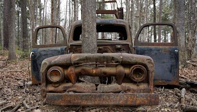 2 Girls Supposedly Went Missing for 40 Years Until a Man Saw an Old Car and Broke It Open