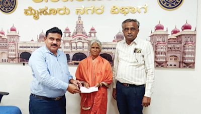 KSRTC hands over Rs. 10 lakh relief to deceased passenger’s kin - Star of Mysore