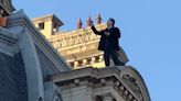 Video: rescataron a un hombre que se subió a la cornisa de un edificio porteño y se negaba a bajar | Sociedad