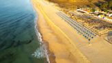 Uno de los viajes en tren más bonitos del mundo está al lado de España: se llega a una impresionante playa