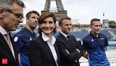 Why the kiss between President Macron and Sports minister is causing a stir in France