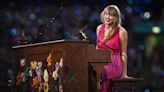 Taylor Swift interpretó una canción de su álbum debut despues de 16 años sin cantarla en vivo