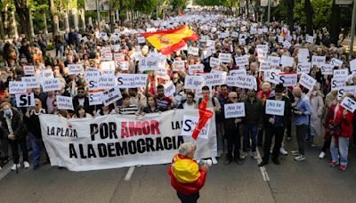 ‘Por amor a la democracia’: Marchan para que Sánchez no deje el gobierno de España tras acusaciones